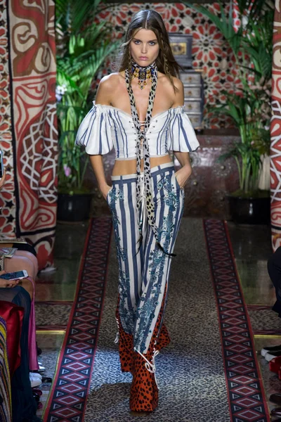 Look 10